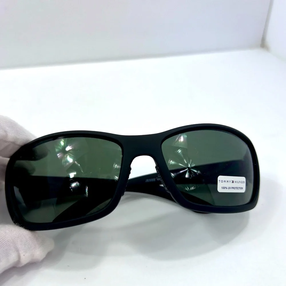 ⭐️TOMMY HILFIGER💯BLACK FRAME, SPORTS, OLIVE GREEN LENSES, SUNGLASSES **UNISEX**